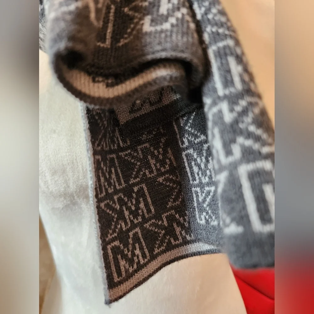 EUC Michael Kors‎ gray and white scarf